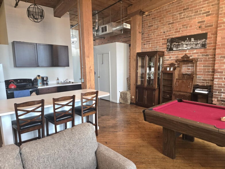 Building Photo - 227 Iron St