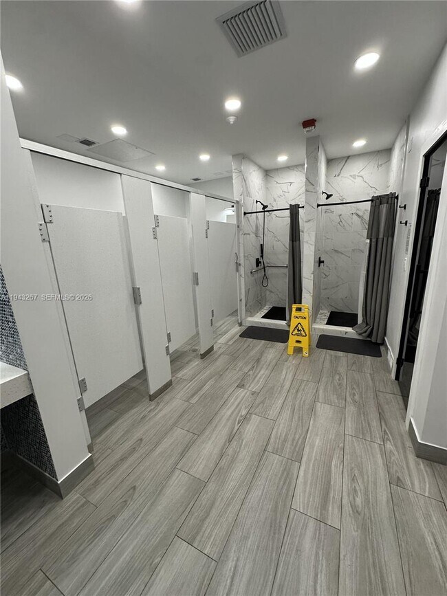 Building Photo - 17021 N Bay Rd