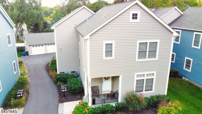Building Photo - 156 Broad St
