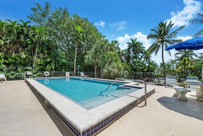 Building Photo - 2539 S Bayshore Dr