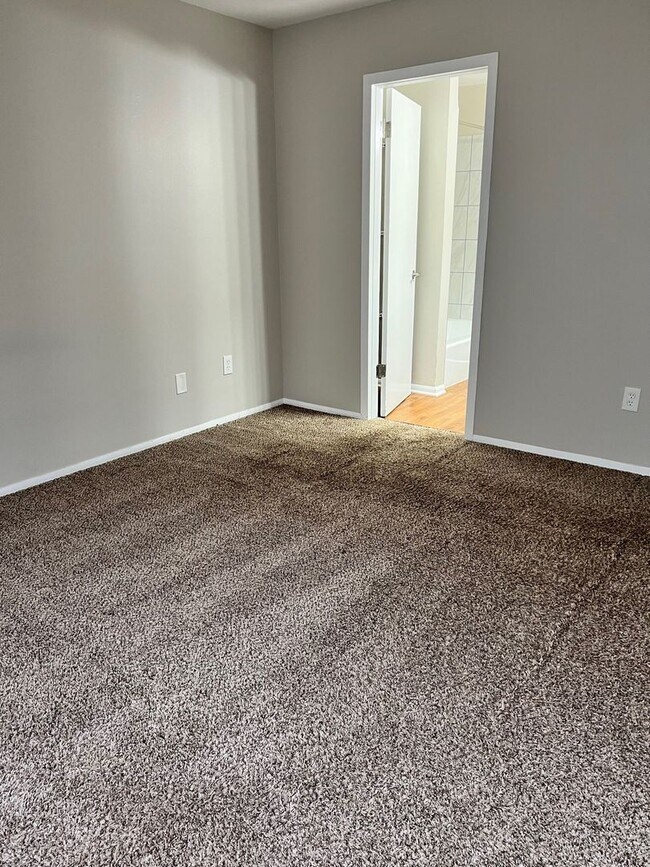 Building Photo - Charming Two-Bedroom Two Bathroom Apartment in Prime Chesterton Location!