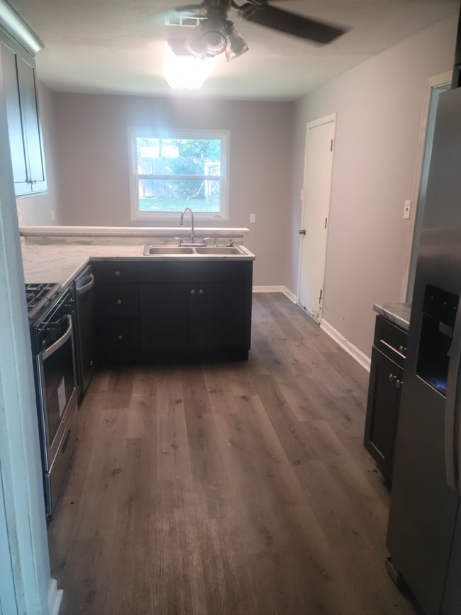 Building Photo - "Charming 3-Bed Home with Granite Elegance...