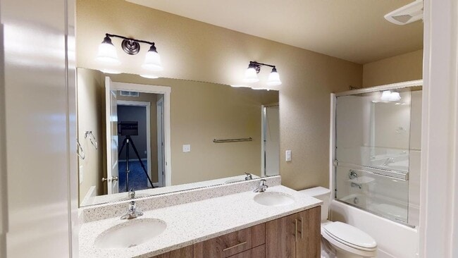Building Photo - Beautiful single family home in quiet Vanc...