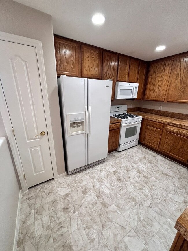 Building Photo - Two Bedroom Condo in Guard Gated Painted Desert