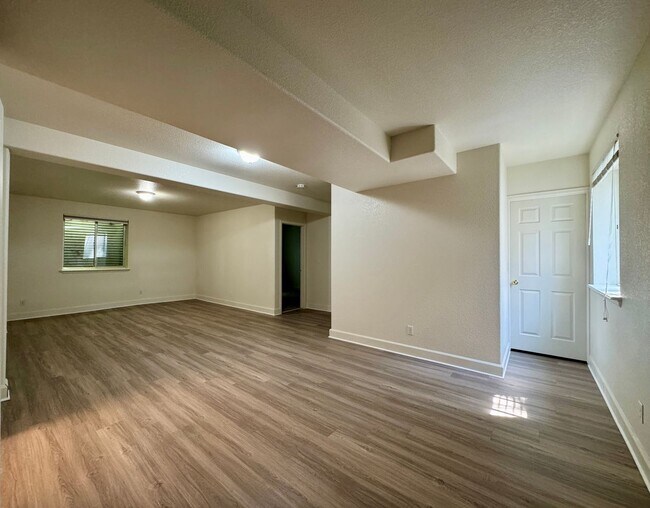 Building Photo - 117-119