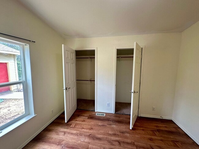 Building Photo - 3 Bedroom 2 Bath nestled in Grass Valley