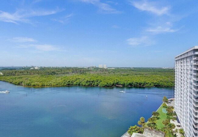 Building Photo - 300 Bayview Dr