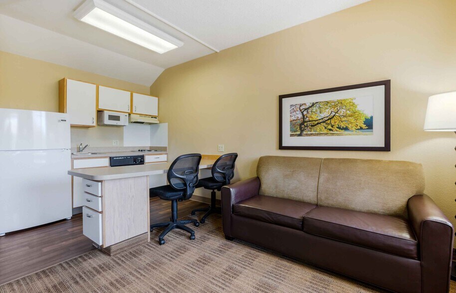 Building Photo - Furnished Studio-Phoenix - Airport - Tempe