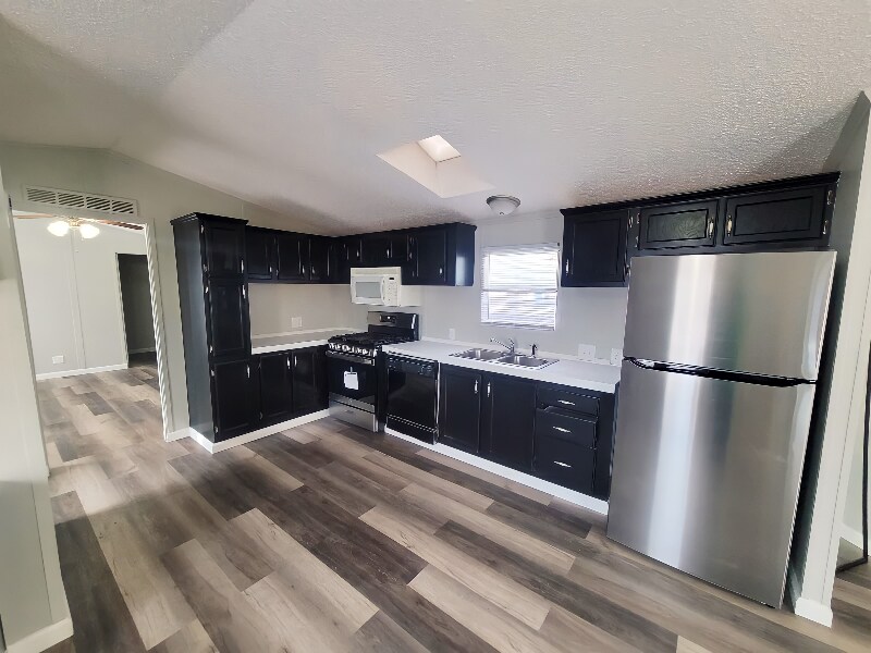 Building Photo - 72 Deerwood Park