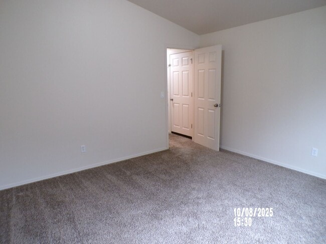 Building Photo - Spacious 3 bed 2 bath private cul-de-sac