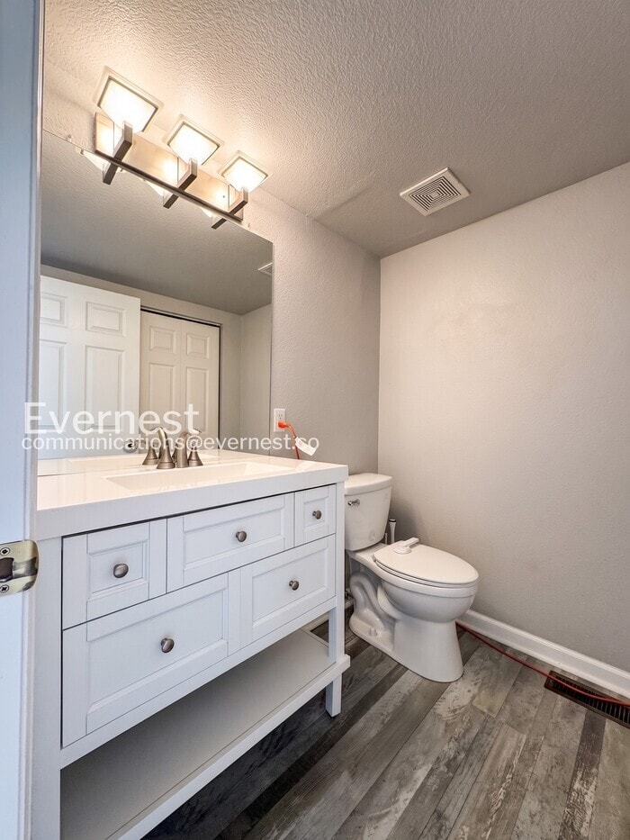 Building Photo - 2040 Oakcrest Cir