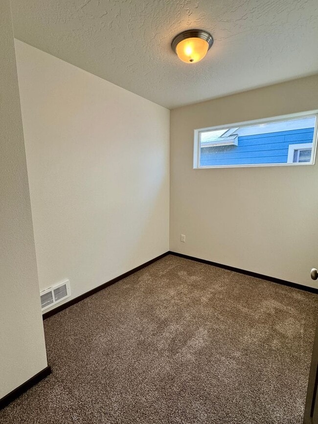 Building Photo - 2-Bed Home with Bonus Room & Large 2-Car Garage in Coeur d’Alene