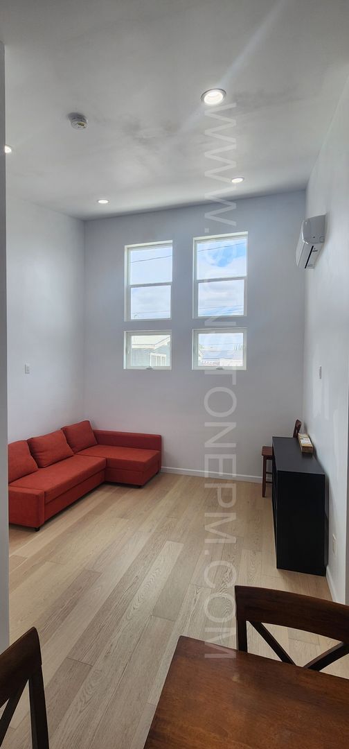 Building Photo - 554 Randolph St