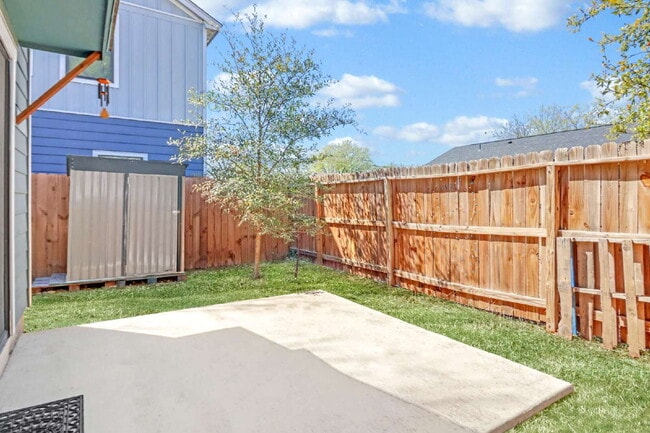 Building Photo - 522 Arthur St