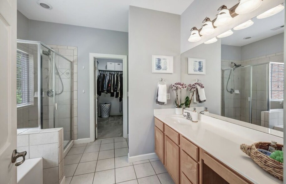 Building Photo - 6925 Sunnywood Dr