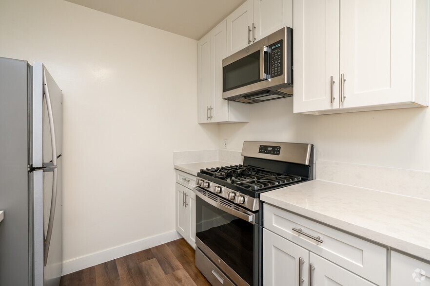 Studio - 450SF - Kitchen - 13060 Burbank Blvd. Apartments
