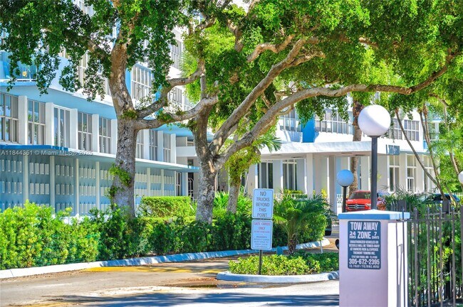 Building Photo - 7441 Wayne Ave