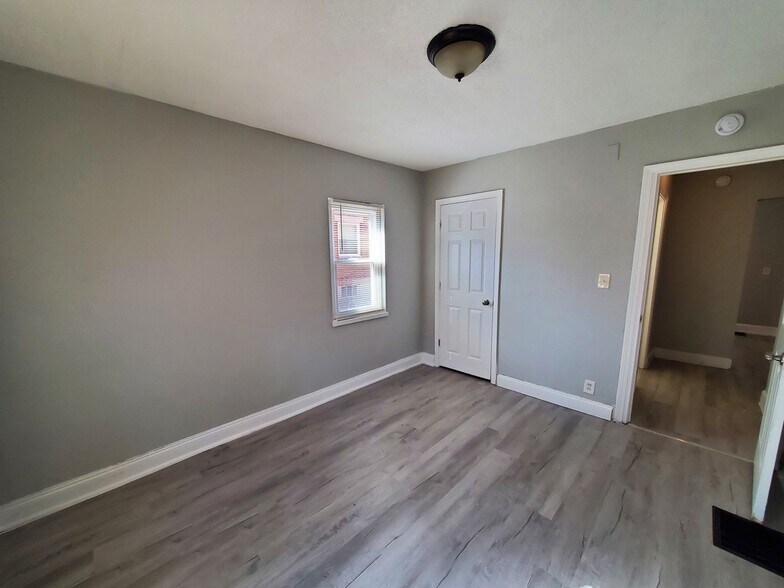 Building Photo - 250 E Beechwood Ave