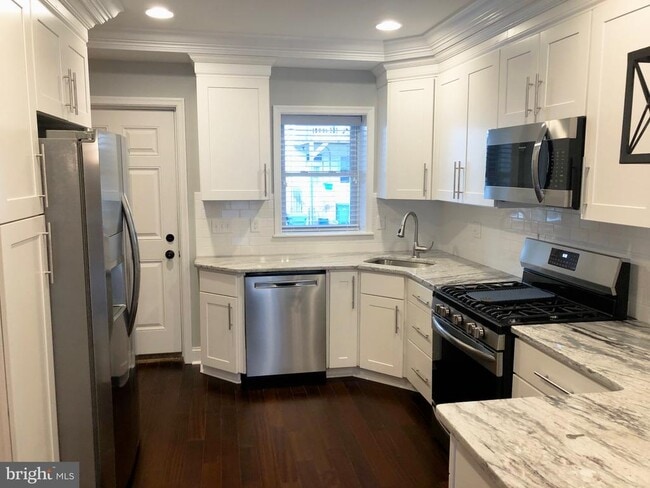 Building Photo - 632 S Decker Ave