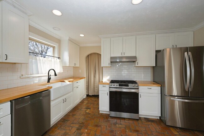 Building Photo - Sweet Cottage Charm with Updated Kitchen, Fenced Yard & Washer/Dryer Included