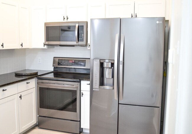 Building Photo - Stunning 1 bedroom 1 bath condo in The Gables