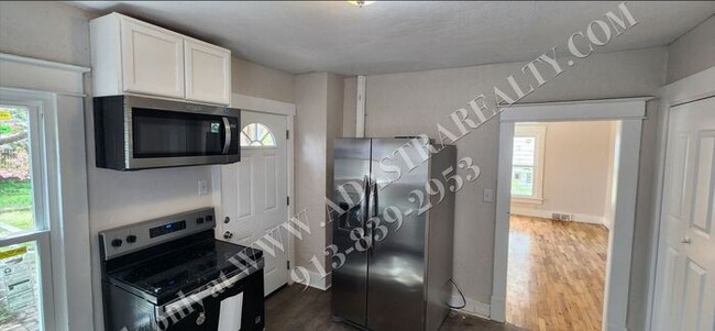 Building Photo - Large 2-story 4 Bed 1.5 Bath Home in Leave...