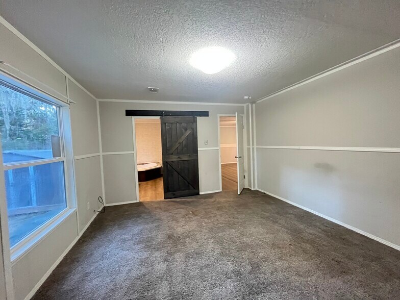 Building Photo - 2243 Limerick Rd