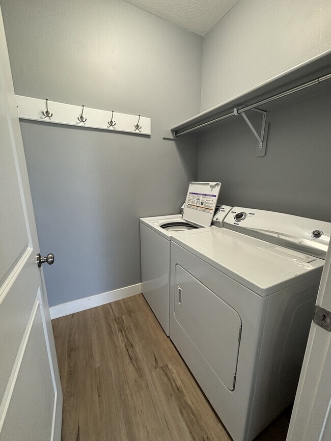 Building Photo - 2 bedroom/ 1.5 bathroom Townhouse in Eagle Mountain