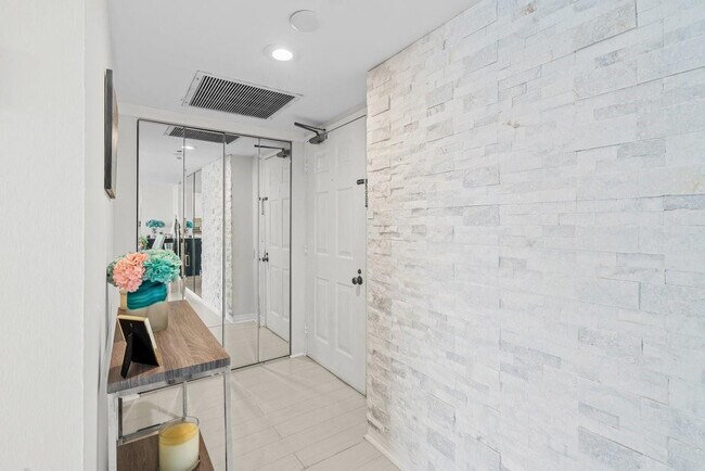 Building Photo - 5600 N Flagler Dr