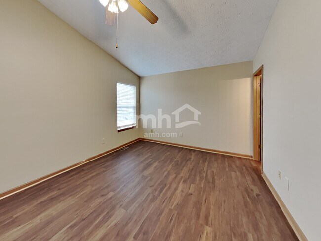 Building Photo - 998 Canary Creek Dr