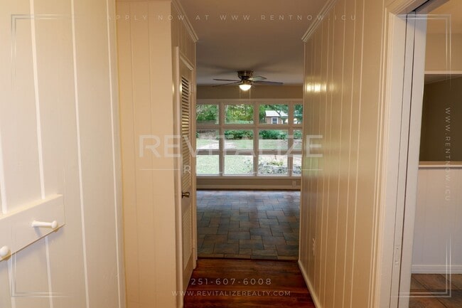 Building Photo - Beautiful 4 Bedroom/2 Bathroom House in Mo...