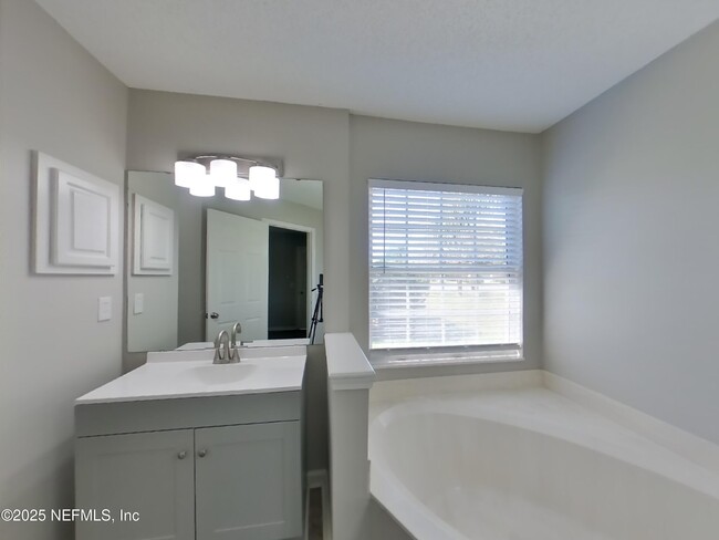 Building Photo - 1020 Woodbridge Hollow N