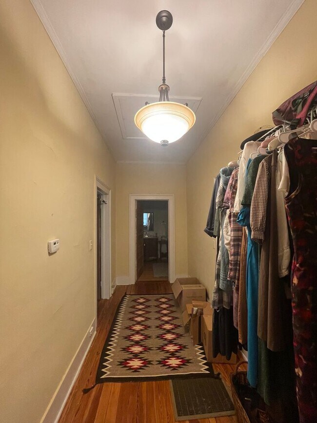 Building Photo - Charming 2BR Duplex in Boulevard – Walk to...