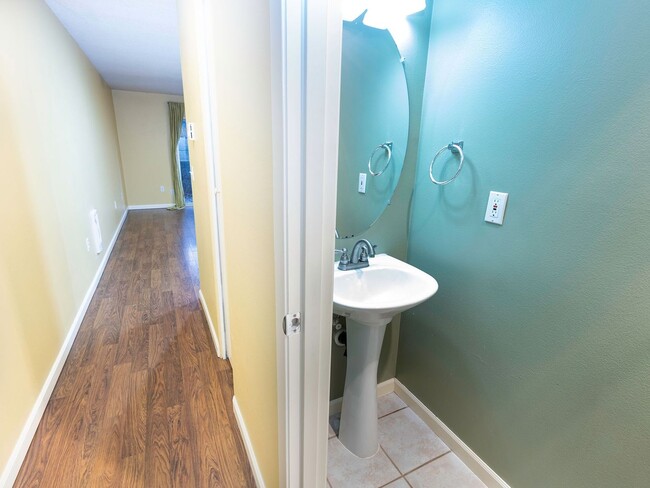 Building Photo - Bright & Spacious 2-Bedroom End Unit Townh...