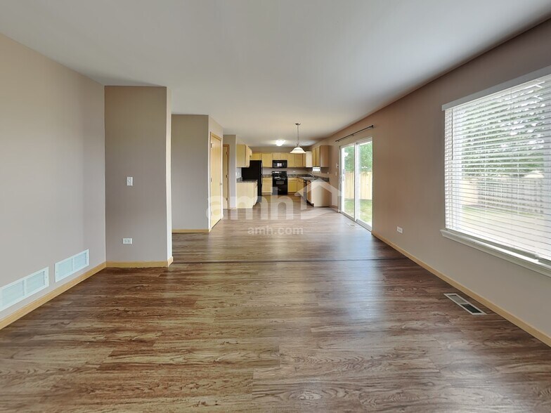 Building Photo - 2419 Paradise Cir