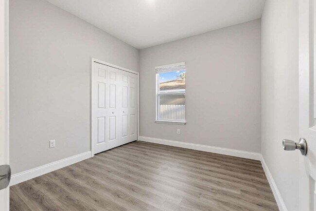 Building Photo - Nearly New 4BR Home Available Now in SW Ocala