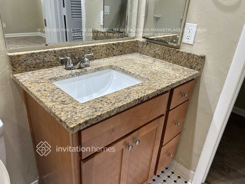 Building Photo - 212 SE 43rd Terrace