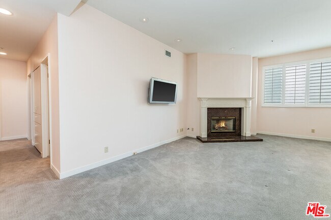 Building Photo - 450 N Maple Dr