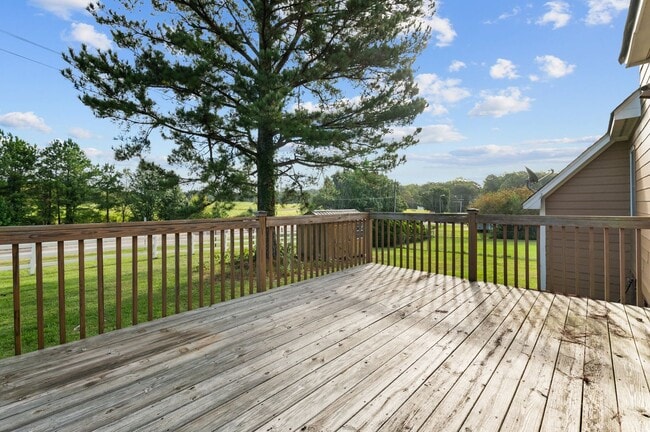 Building Photo - Welcome to your Perfect Home:  3BD, Hardwo...