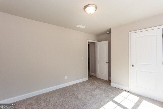 Building Photo - 3352 Landings S Dr SW