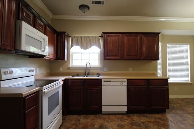 Building Photo - designed for comfort : 3 Bedroom 2 Bath