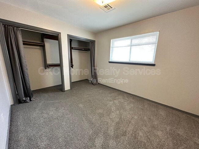 Building Photo - 1706 Surrey Pl