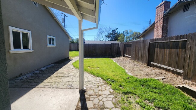 Building Photo - 6013 Brett Dr