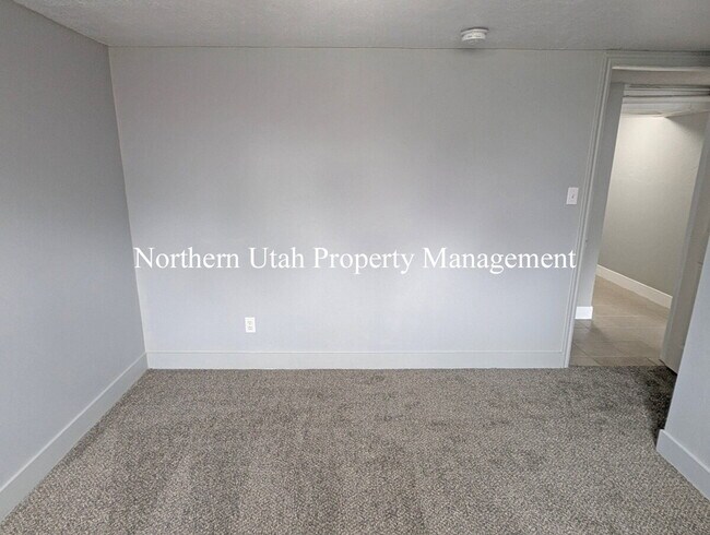 Building Photo - 4 Bed, 2 Bath