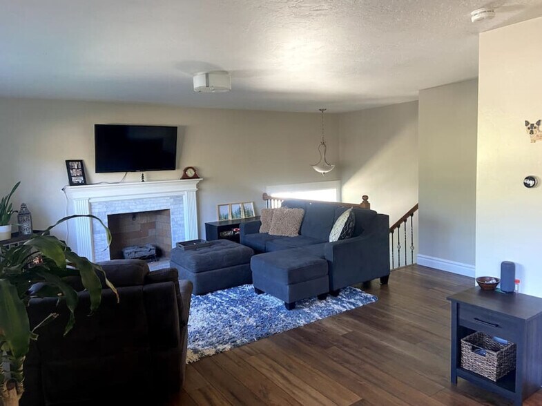Building Photo - 1236 Greenfield Cir