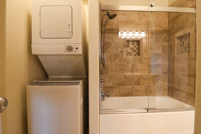Building Photo - Updated 2 Bedroom Apartment in Windsor