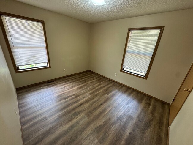 Building Photo - Recently updated 2 bed 1 bath Duplex with garage available now!