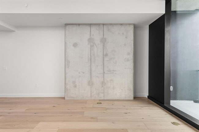 Building Photo - 610 Davis St