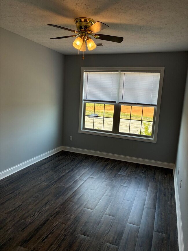 Building Photo - 137 Twin Lakes Dr