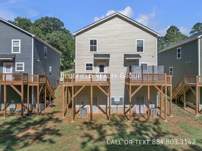 Building Photo - 267 Vanderbilt Rd